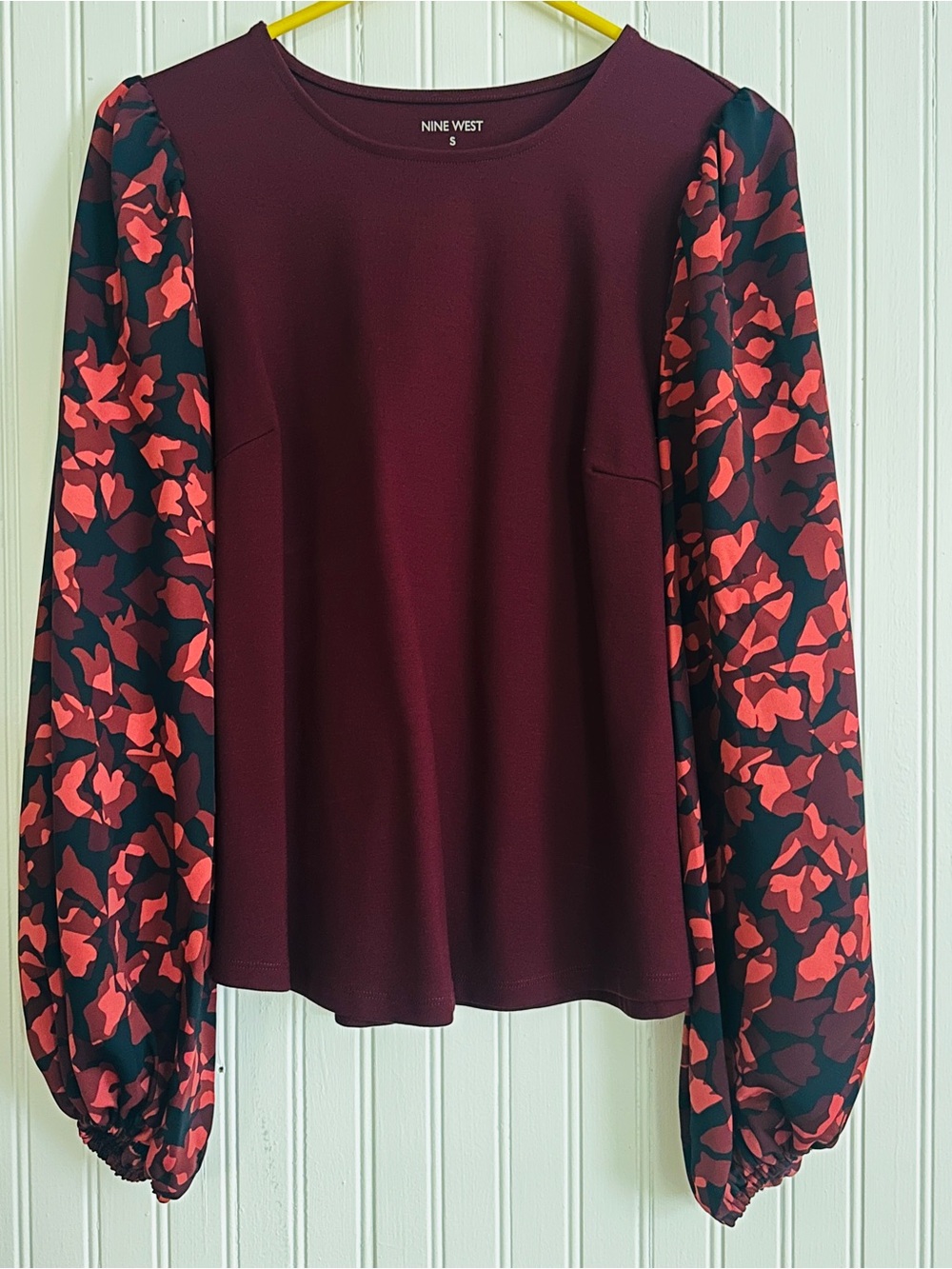 🔥Nine West burgundy blouse with red floral print on sleeves🌻